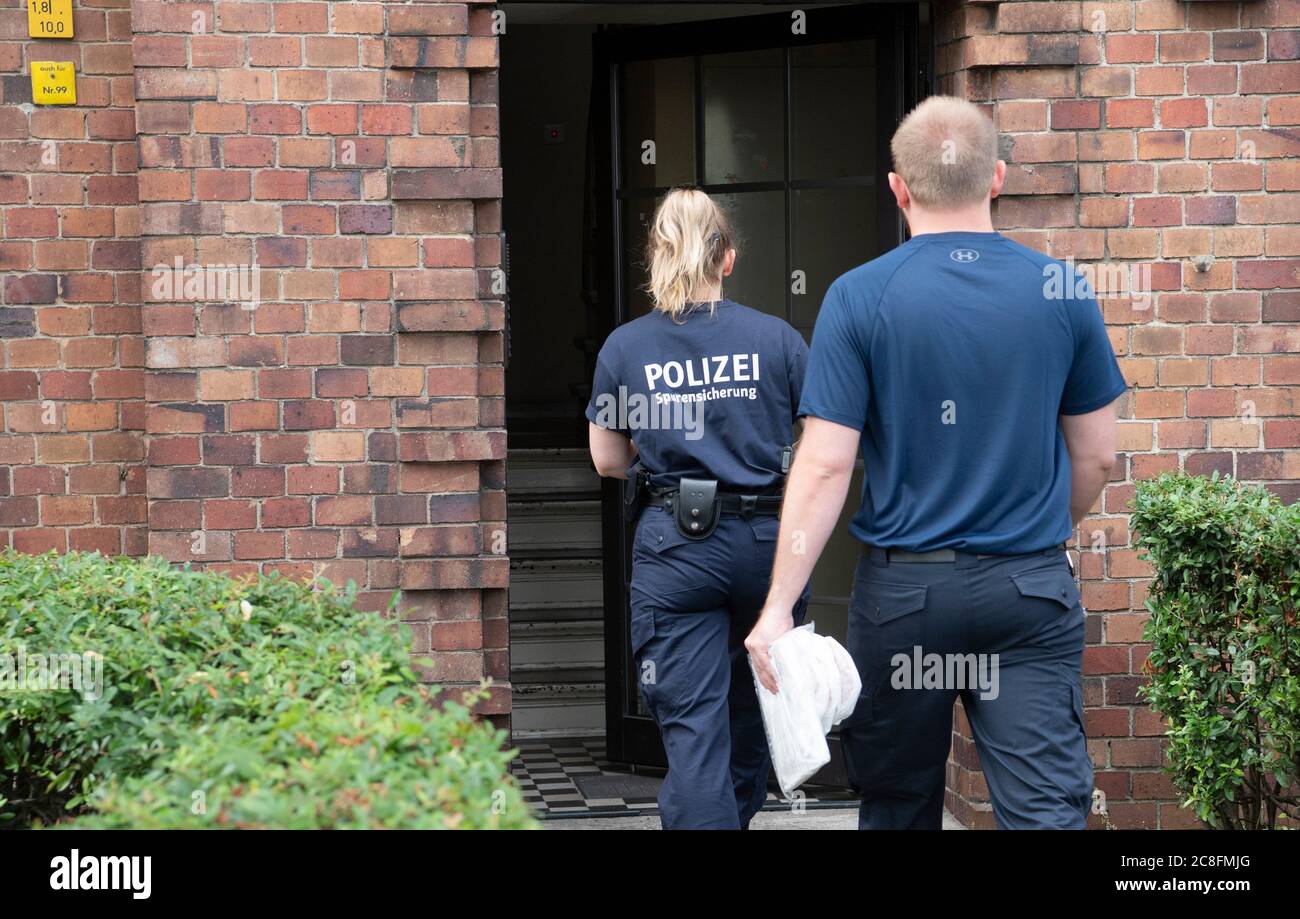 Berlin, Germany. 24th July, 2020. Police forensic technicians go to an apartment building on Brunsbütteler Damm in Spandau. where the body of a man was found that evening. Due to the injuries and the situation in which the body was found, there is suspicion of a homicide, police and public prosecutor's office announced. Credit: Paul Zinken/dpa-Zentralbild/dpa/Alamy Live News Stock Photo