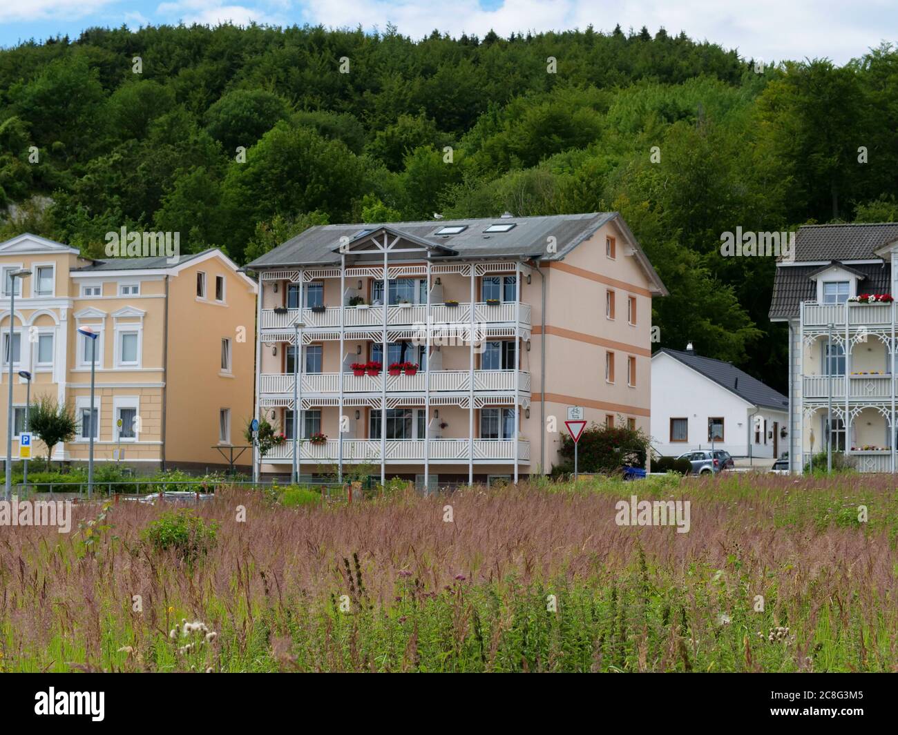 Villen in Sassnitz auf Rügen Hausfassaden mit Balkonen Holzfassaden Häuser Immobilien Ostsee Ferienwohnung Architektur Wohnung Stock Photo