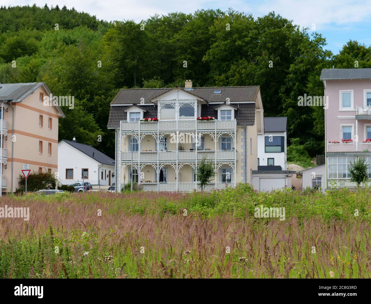 Villen in Sassnitz auf Rügen Hausfassaden mit Balkonen Holzfassaden Häuser Immobilien Ostsee Ferienwohnung Architektur Wohnung Stock Photo