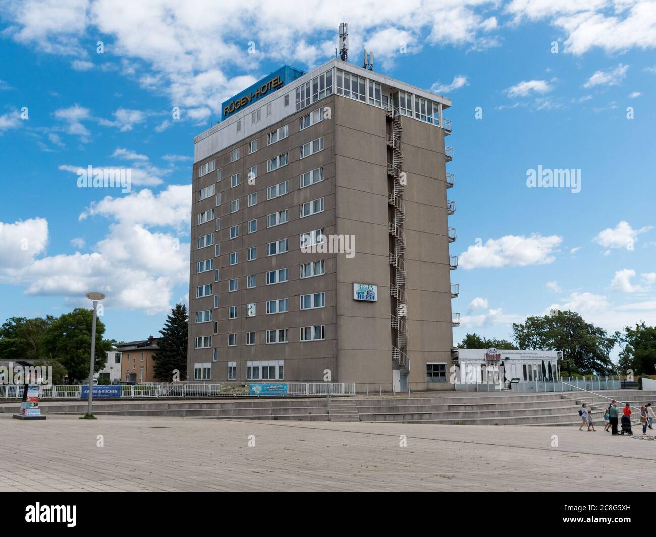 großes graues Rügen Hotel in Sassnitz DDR unsanierte alte Fassade 2020 Architektur Ostmoderne Rügen-Hotel am Hafen mit Blick auf Ostsee Stock Photo