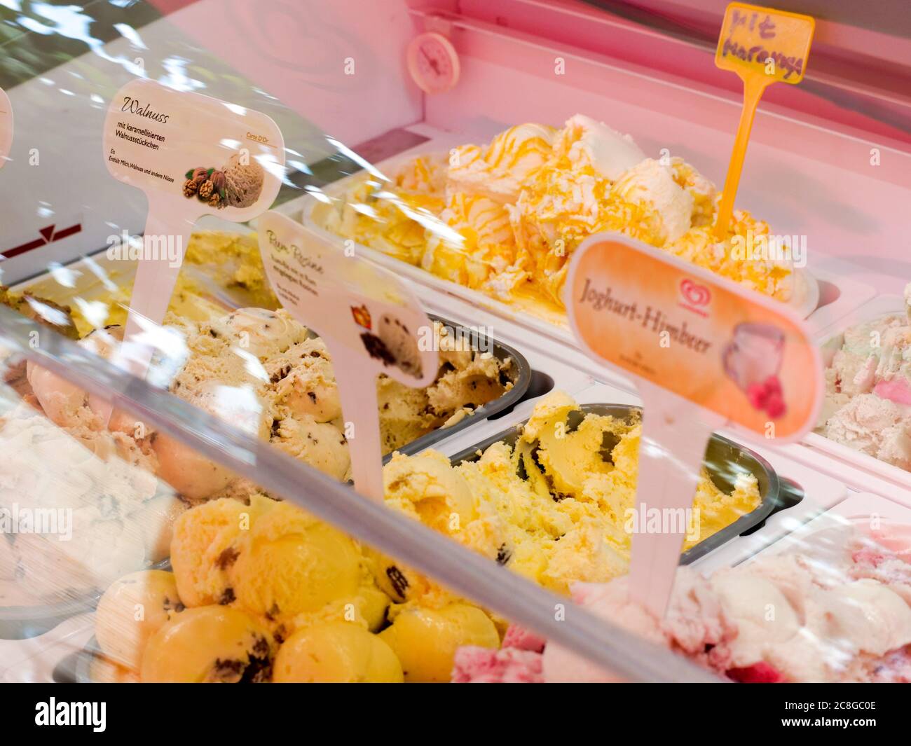 italienisches Speiseeis Eis in einer Kühltheke einer Eisdiele Café Eiscafé verschiedene Sorten Sanddorn Stracciatella Joghurt Walnuss Auswahl Eiscreme Stock Photo