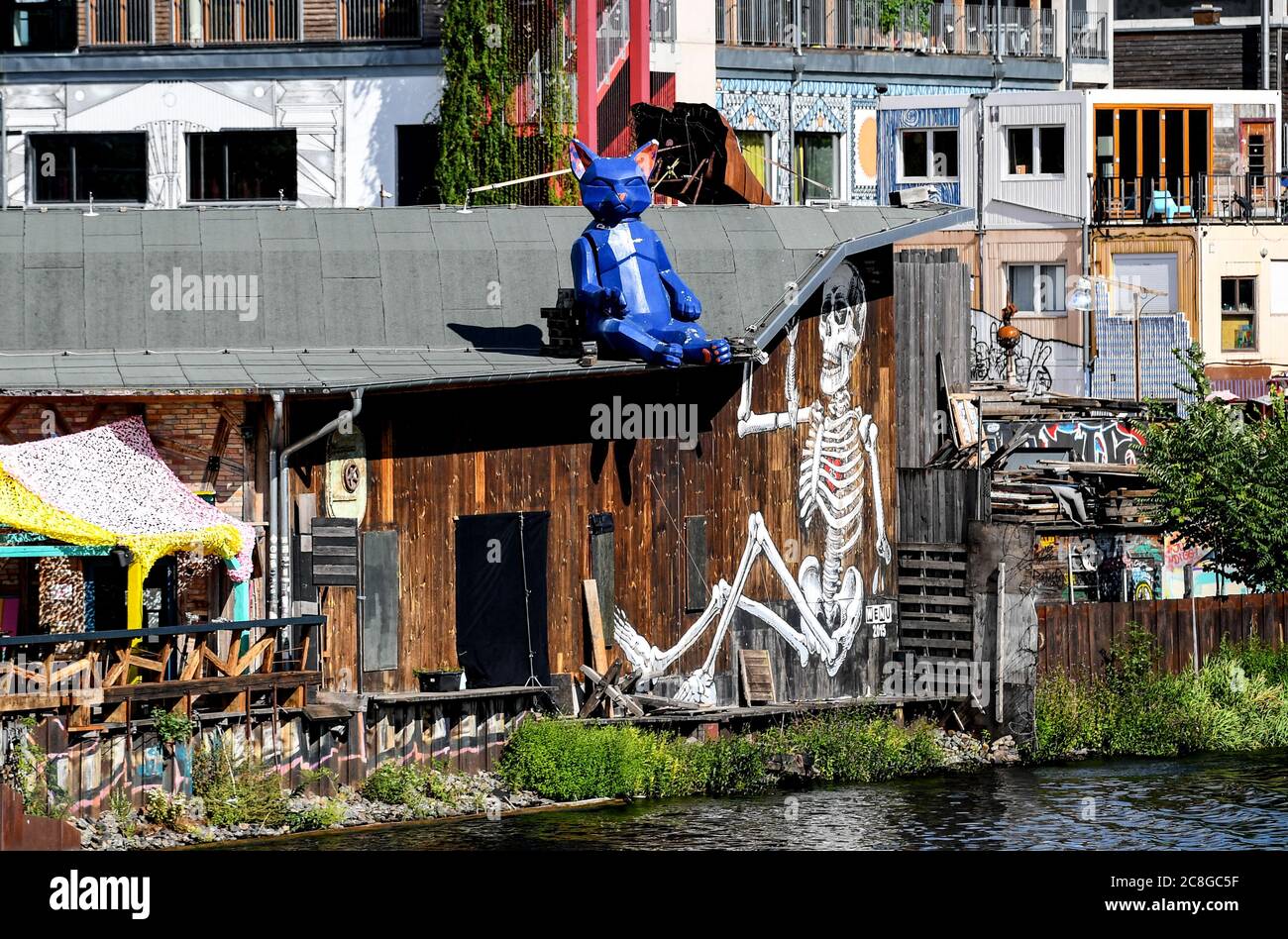 https://c8.alamy.com/comp/2C8GC5F/21-july-2020-berlin-the-techno-club-kater-blau-on-the-banks-of-the-spree-outside-the-usual-opening-hours-other-cultural-events-such-as-theatre-performances-readings-or-panel-discussions-take-place-on-the-premises-photo-britta-pedersendpa-zentralbildzb-2C8GC5F.jpg
