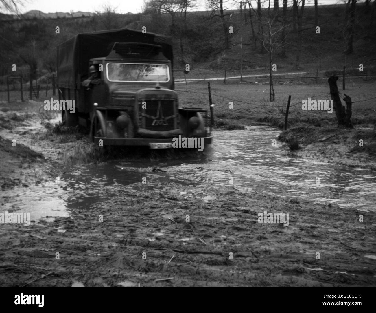Wehrmacht Heer PKW / LKW / Motorrad Momentaufnahme im Schlamm - German Army Car or Jeep / Truck or Lorry / Motorcycle snapshot with mud Stock Photo