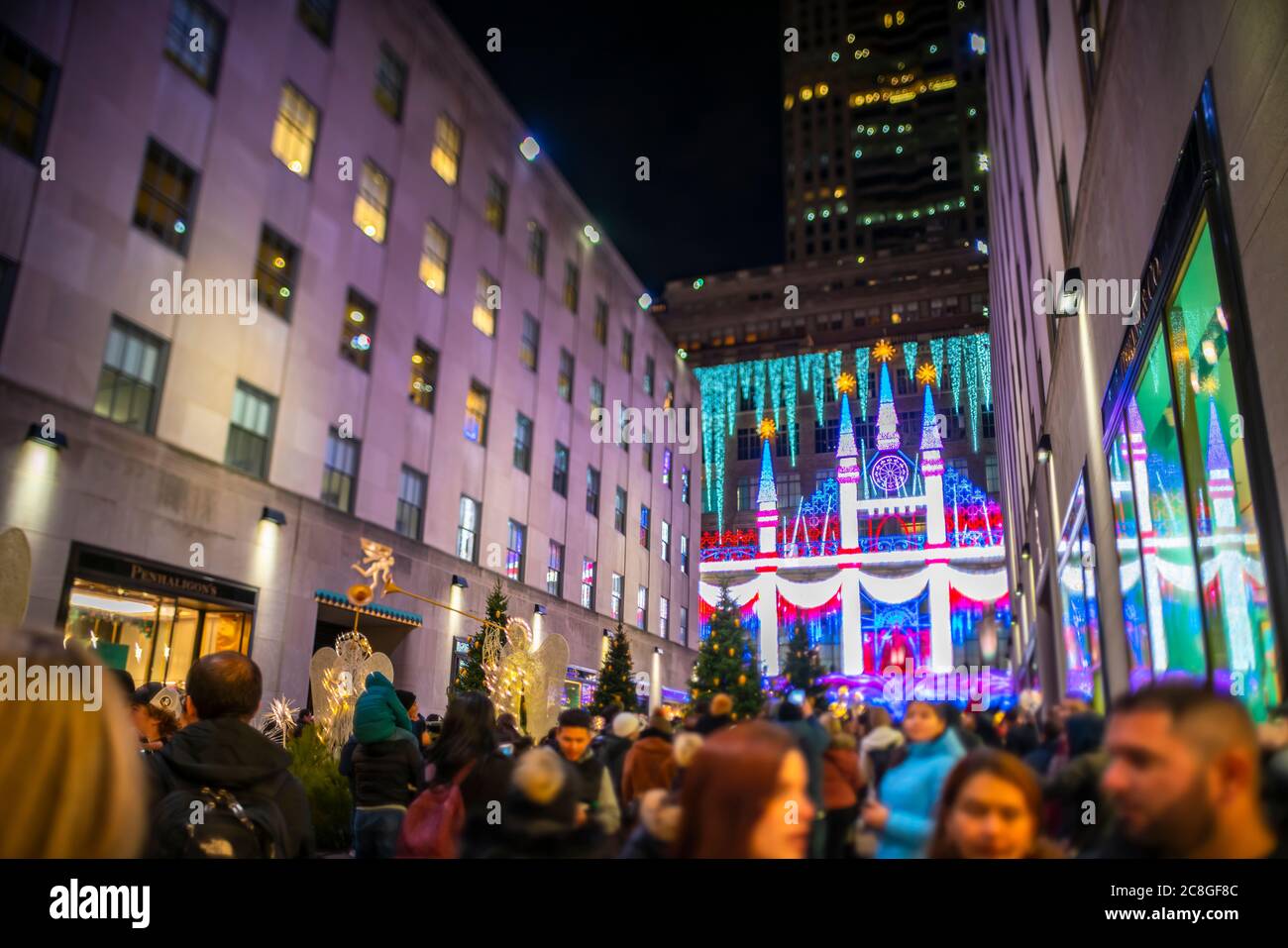 Saks Fifth Avenue NYC Christmas Display - The iconic magical Christmas  light show at the flagship Saks 5th Avenue store. And to give one an even  bugge Stock Photo - Alamy