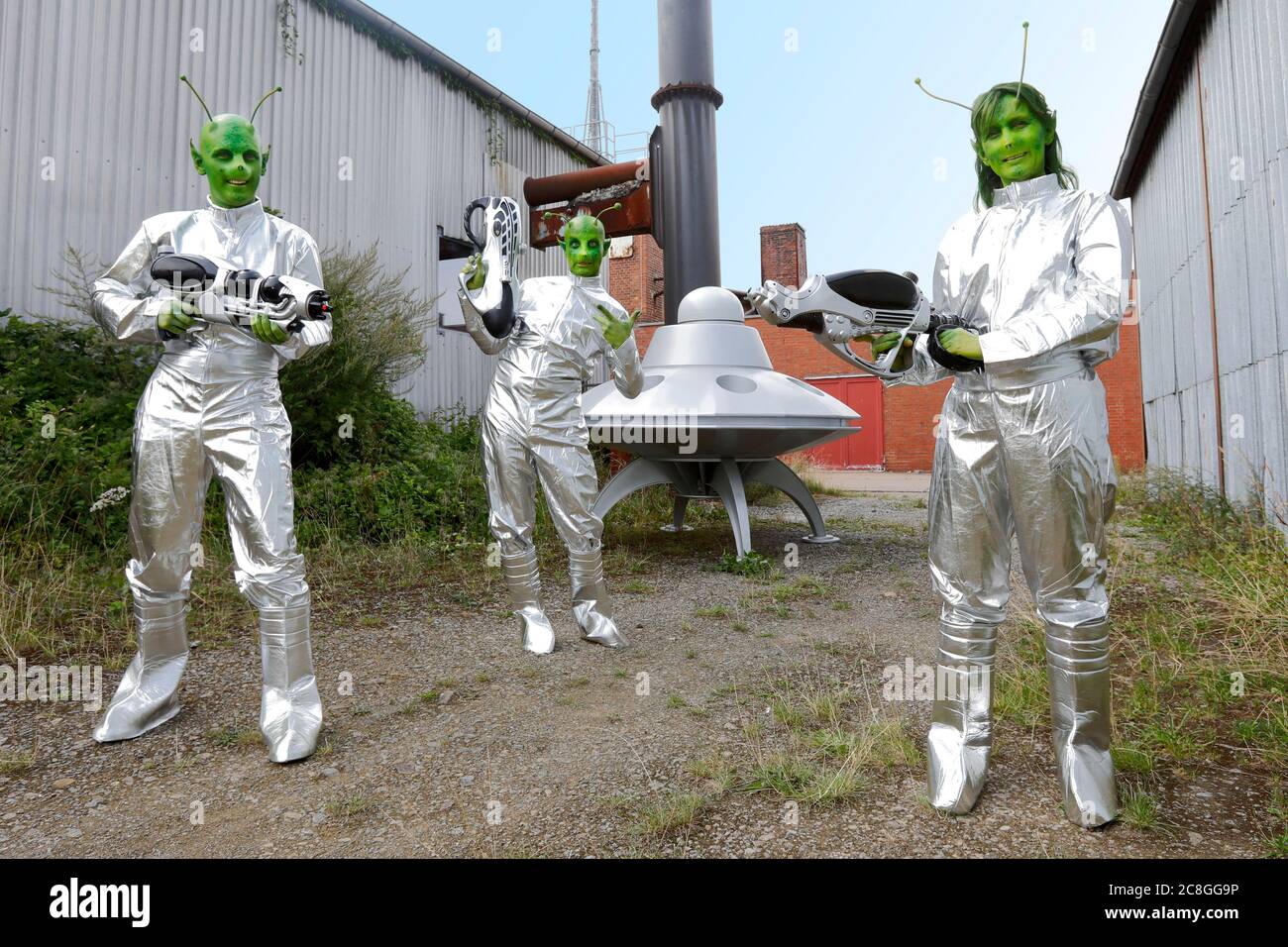 GEEK ART - Bodypainting and transfomaking: UFO photoshooting with Paul Skupin, Enrico Lein and Maria Skupin as extraterrestrials after landing on an industrial site on planet Earth in Bakede. - A project by photographer Tschiponnique Skupin and bodypainter Enrico Lein Stock Photo