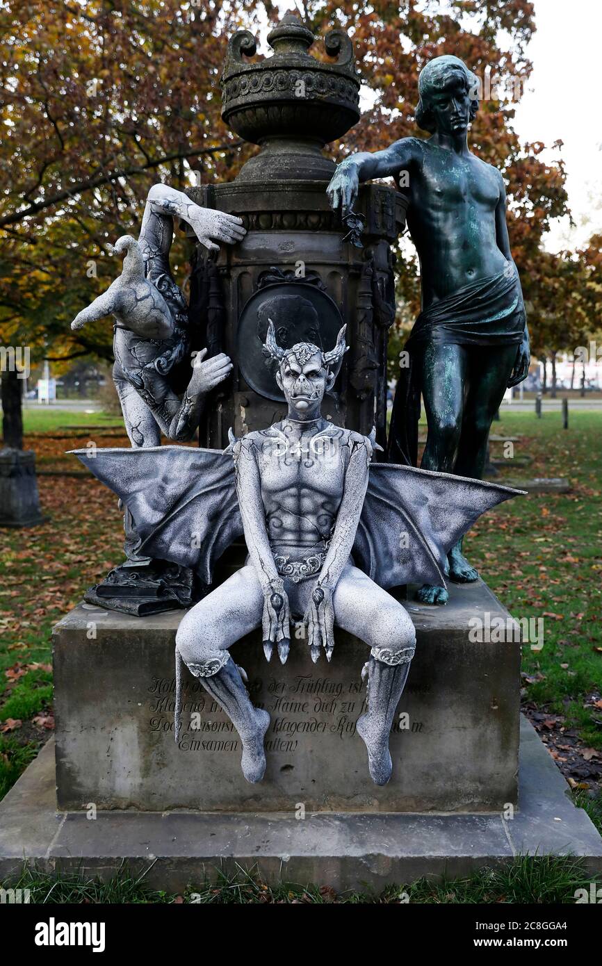 GEEK ART - Bodypainting and Transformaking: Gargoyle photoshooting with Enrico Lein and Marlena Wieland at the Nikolai Graveyard in Hannover. - A project by photographer Tschiponnique Skupin and bodypainter Enrico Lein Stock Photo