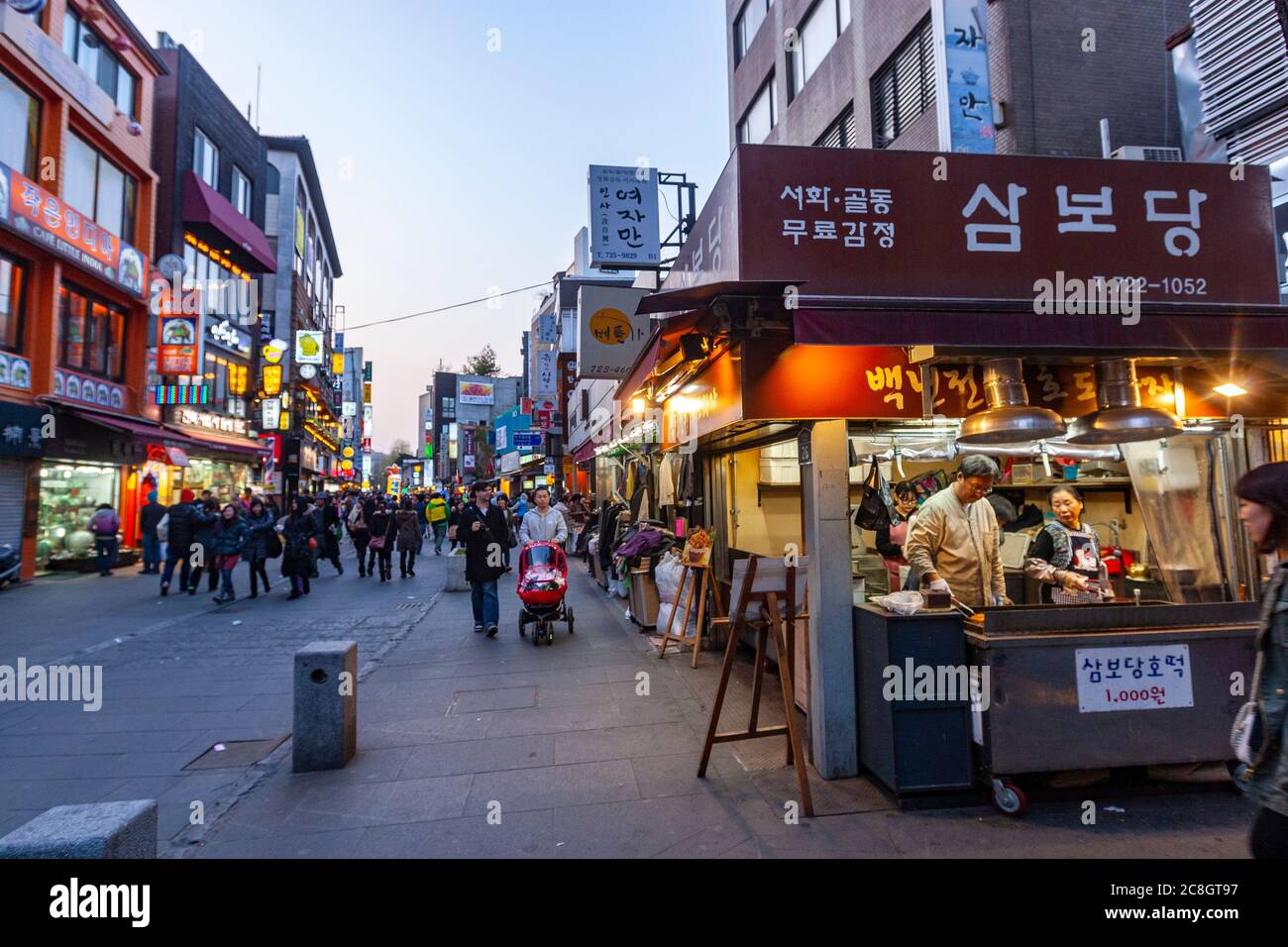 Street food stalls in Insa-dong, Insadong-gil, Jongno-gu,  Seoul, South Korea Stock Photo