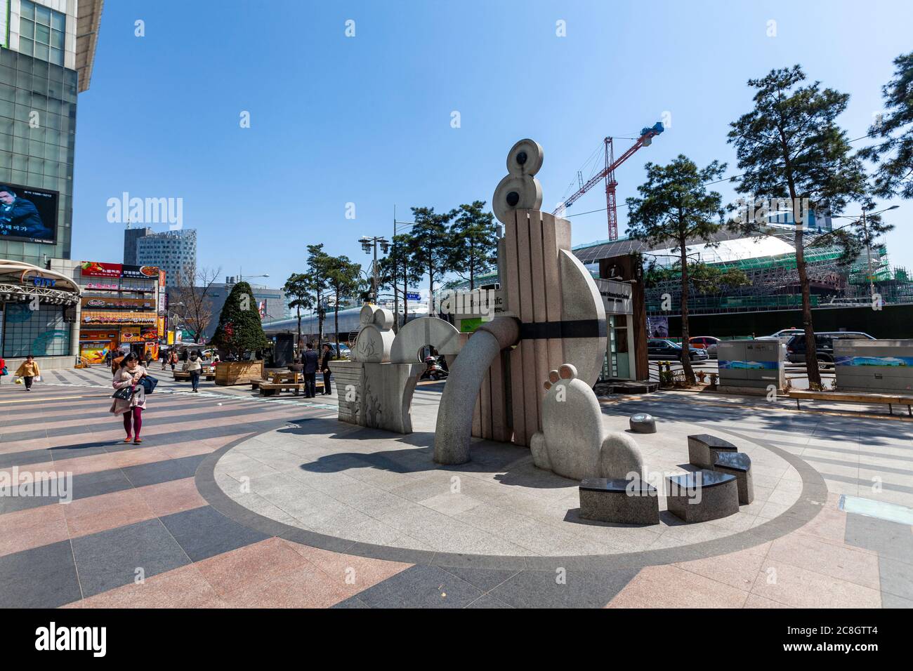 Modern sculpture outside Dongdaemun Market, Seoul, South Korea Stock Photo