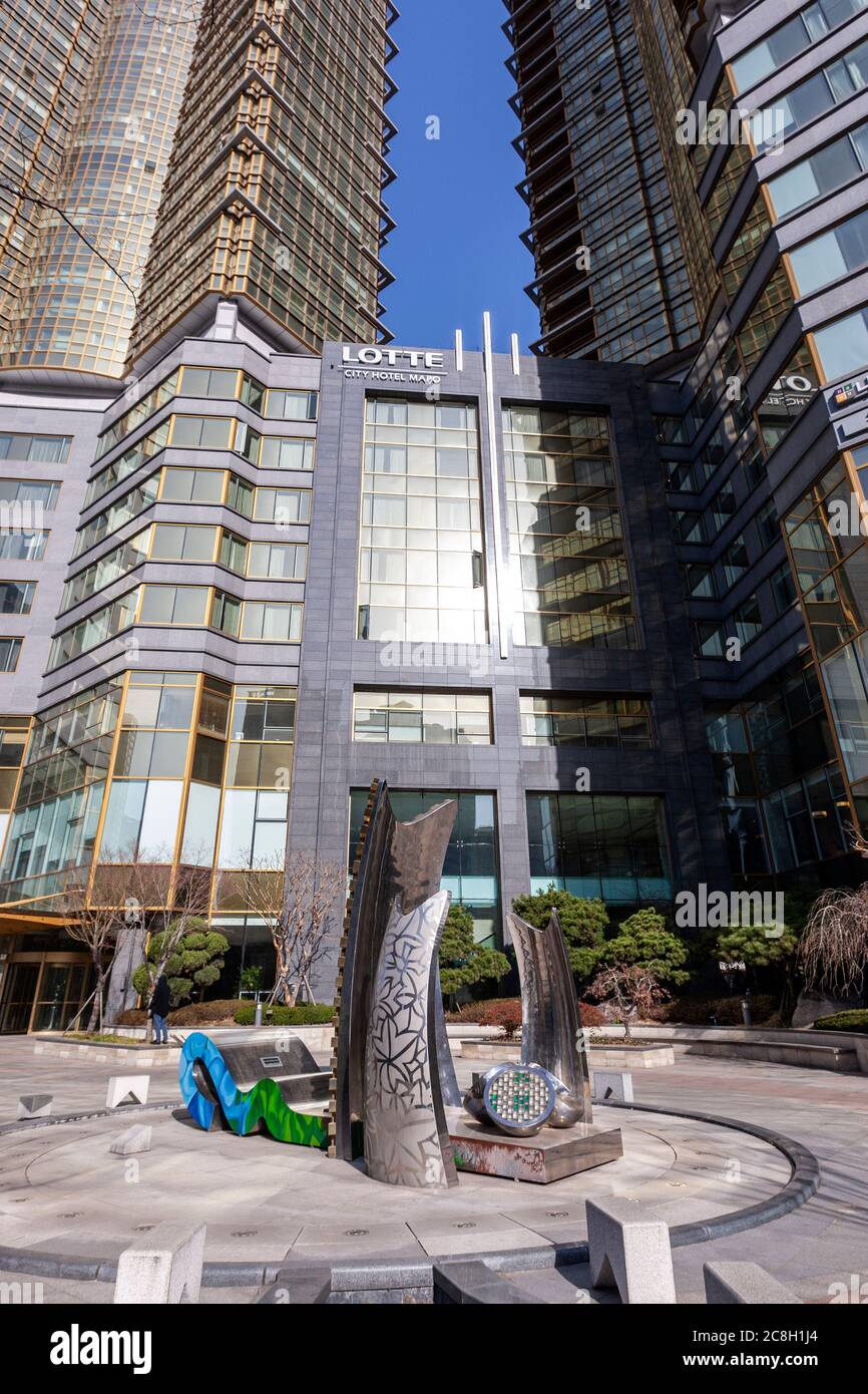 Lotte city hotel mapo hi res stock - Sculptures In Front Of Lotte City Hotel Mapo Mapo Daero Ahyeon Dong Mapo Gu Seoul South Korea 2C8H1J4 