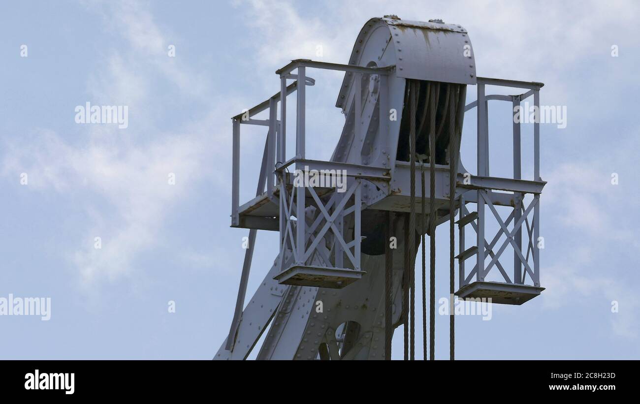 Rope suspension of a loading crane for loading and unloading of ships ...