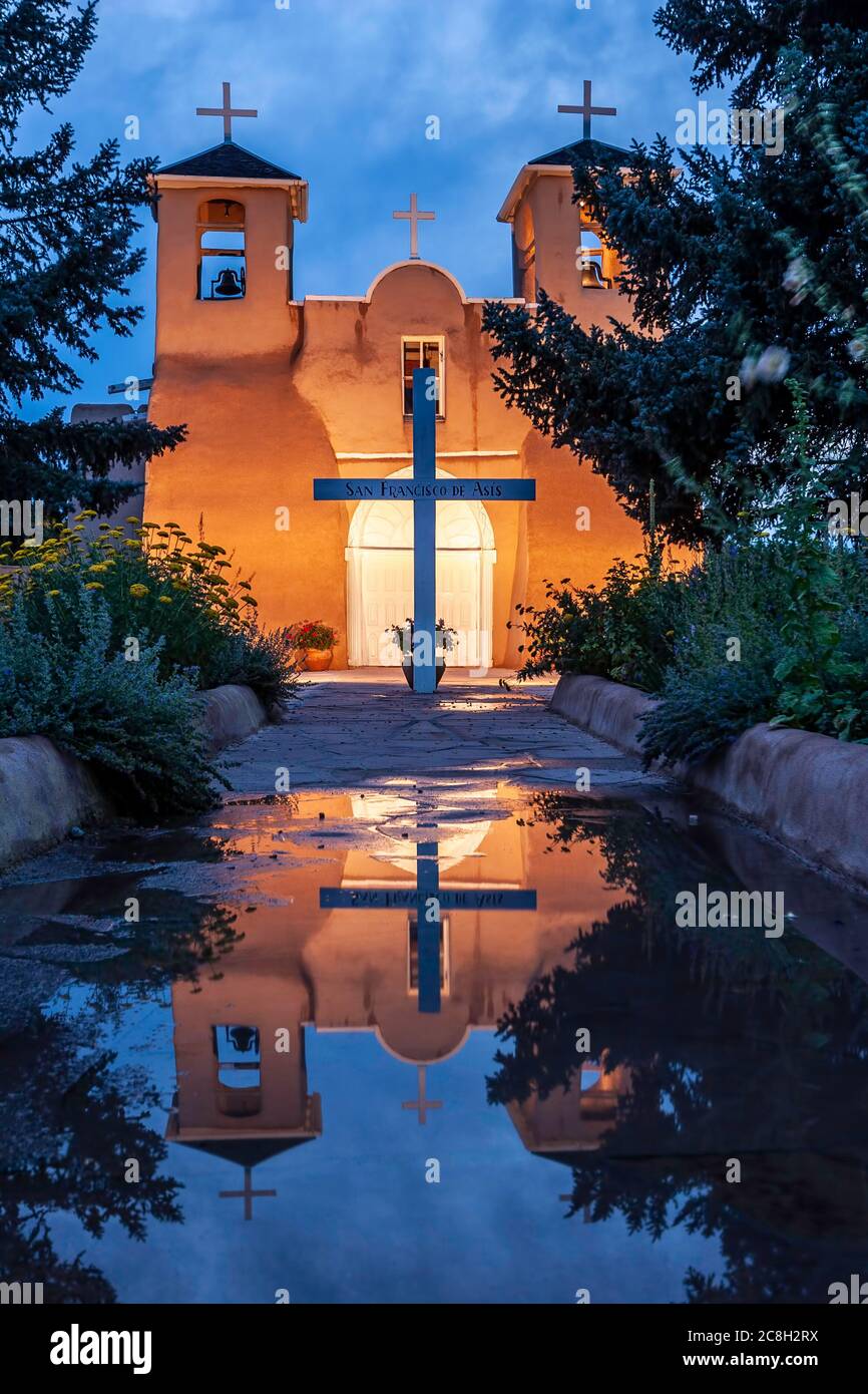 San Francisco de Asis Church (ca. 1815) and reflection, Taos, New Mexico USA Stock Photo Alamy