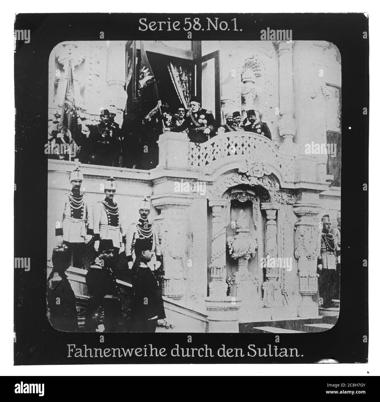 Projection für Alle - Der Weltkrieg: An der Türkischen Front. Serie 58. No. 1. Fahnenweihe durch den Sultan. Sultan Mehmed Reschad V. Mehmed V. Reşad – genannt auch Mohammed V. – (1844 - 1918) war von 1909 bis 1918 Sultan des Osmanischen Reiches und Kalif. - Die Firma „Projection für Alle“ wurde 1905 von Max Skladanowsky (1861-1939) gegründet. Sie produzierte bis 1928 fast 100 Serien zu je 24 Glasdias im Format 8,3 x 8,3 cm im sog. Bromsilber-Gelatine-Trockenplatten Verfahren. Die Serien umfassten Städte, Länder, Landschaften, Märchen und Sagen, das Alte Testament u. den 1. Weltkrieg Stock Photo