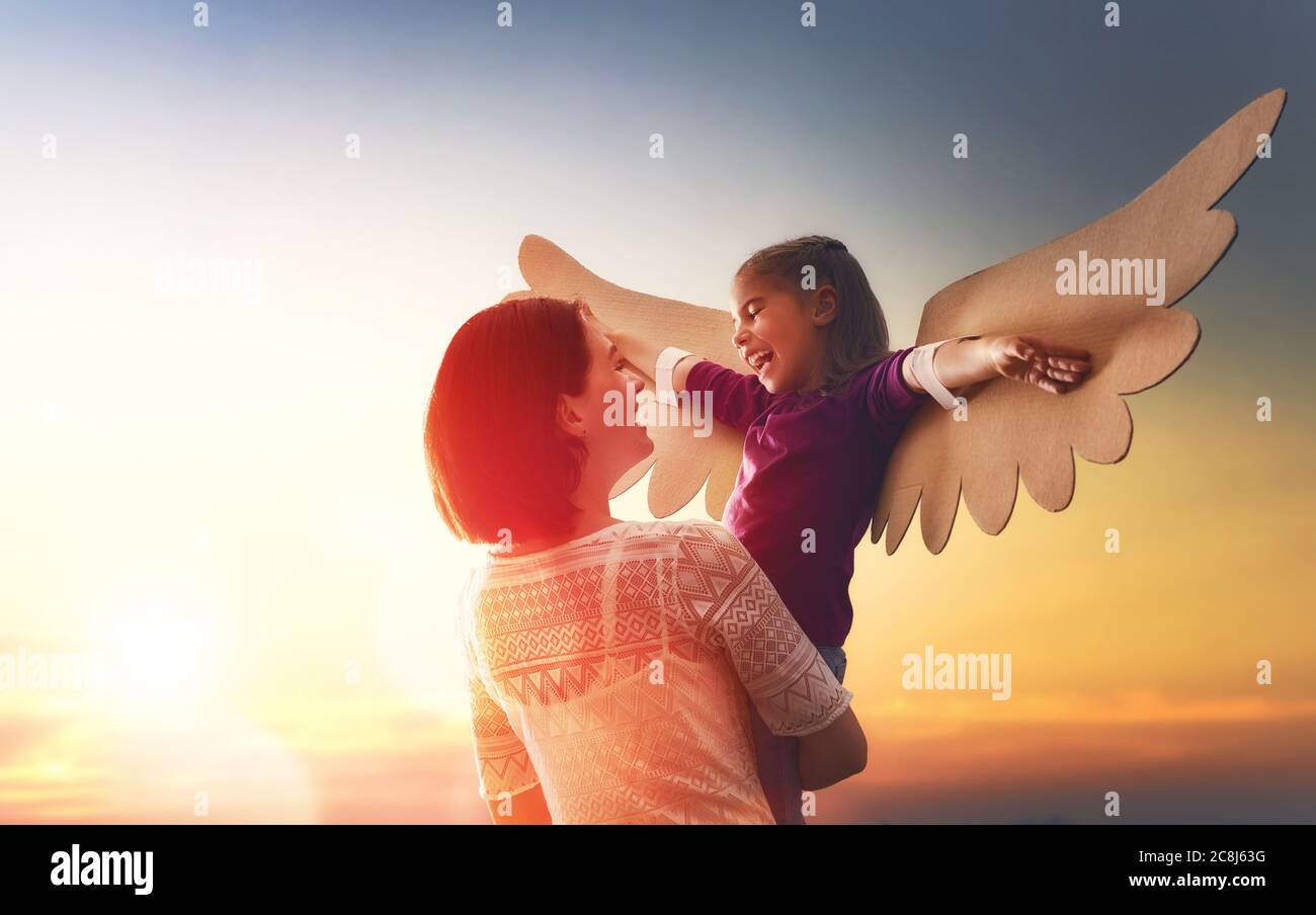 Дети 2 крыла. Родители это крылья для детей. Дети 2 крыла. Ангел мальчик. Родители дошкольников спиной.