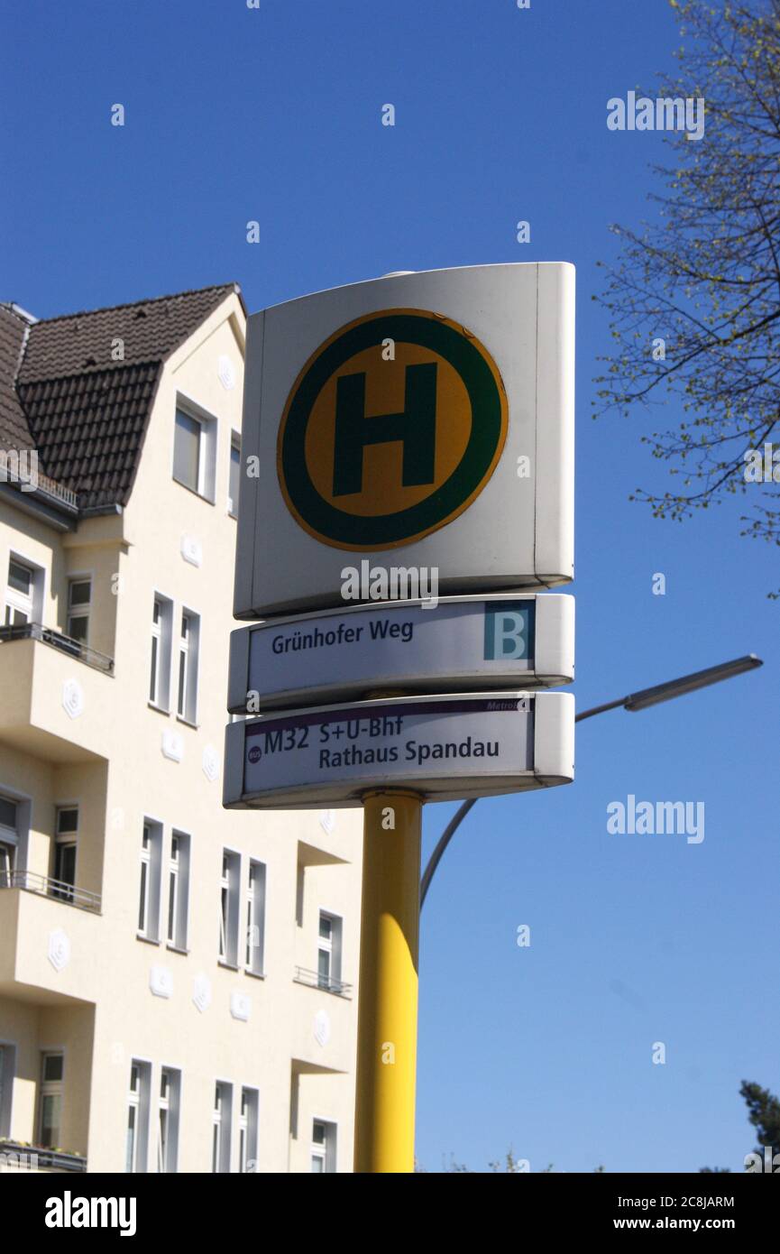 BVG-Haltestelle Grünhofer Weg in Berlin-Spandau Stock Photo