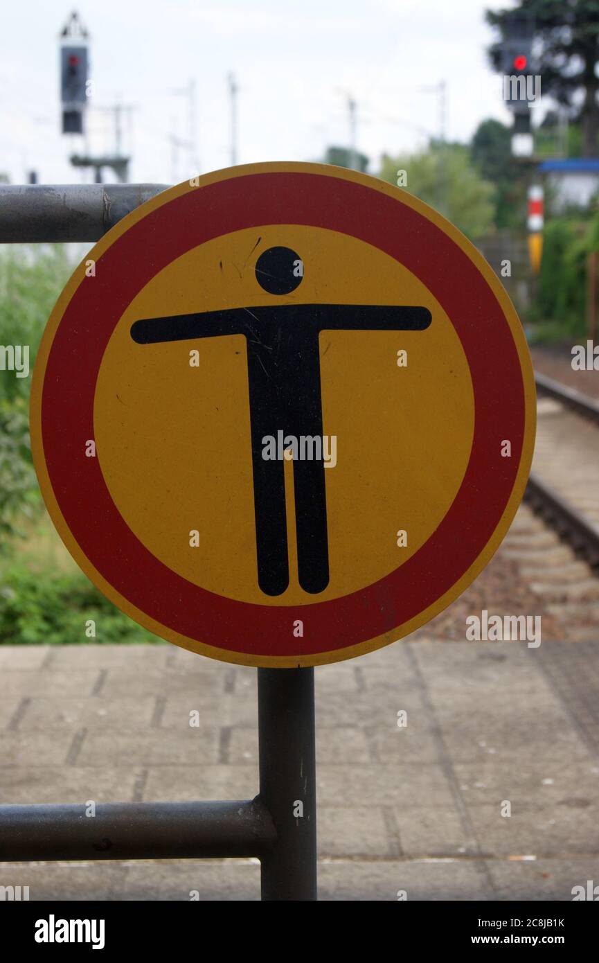 Verbotsschild auf einem Bahnhof der Deutschen Bahn Stock Photo