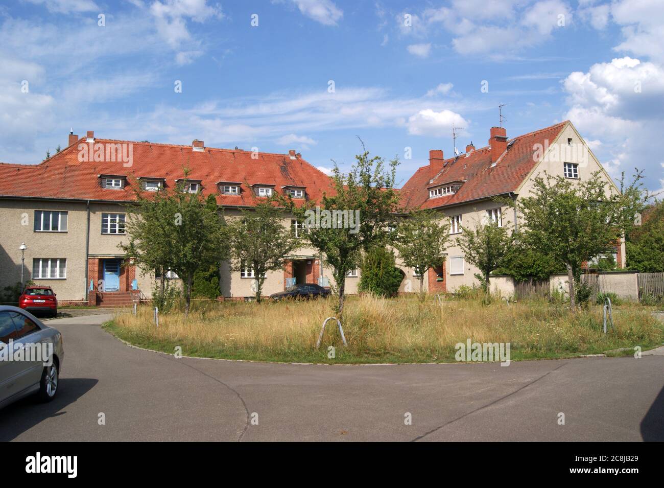 Die zwischen 1914 und 1917 nach den Entwürfen des Architekten Paul Schmitthenner errichtete Gartenstadt Staaken in Berlin-Spandau.Hier: Ungewitterweg Stock Photo