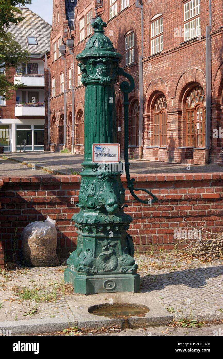 Eine Wasserpumpe am Straßenrand in Berlin-Spandau in der Gartenstadt Staaken; A water pump on the roadside in Berlin-Spandau. Stock Photo