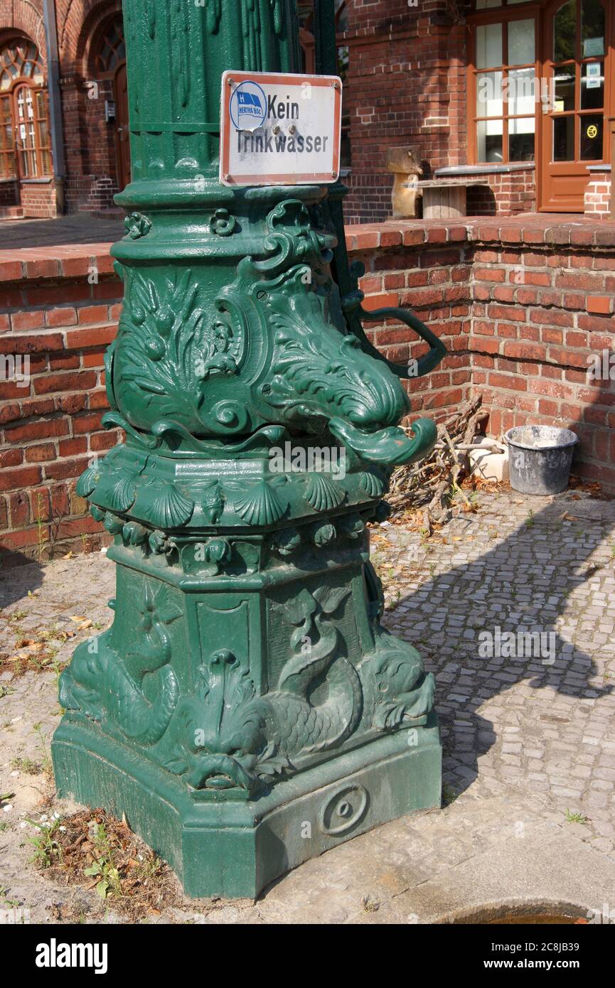 Eine Wasserpumpe am Straßenrand in Berlin-Spandau in der Gartenstadt Staaken; A water pump on the roadside in Berlin-Spandau. Stock Photo