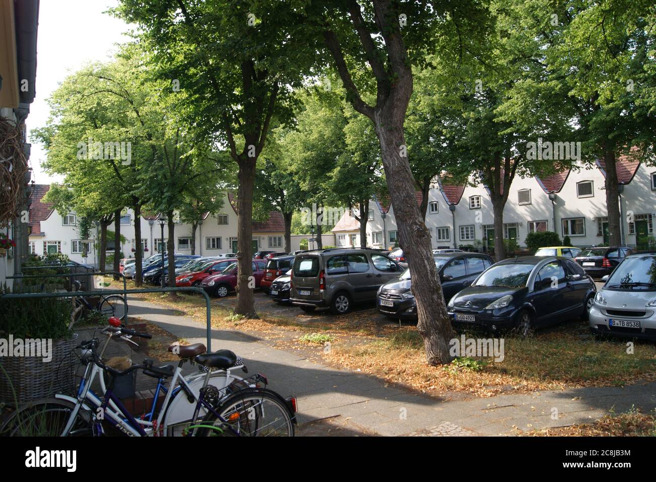 Die zwischen 1914 und 1917 nach den Entwürfen des Architekten Paul Schmitthenner errichtete Gartenstadt Staaken in Berlin-Spandau. Hier: Am kleinen Pl Stock Photo