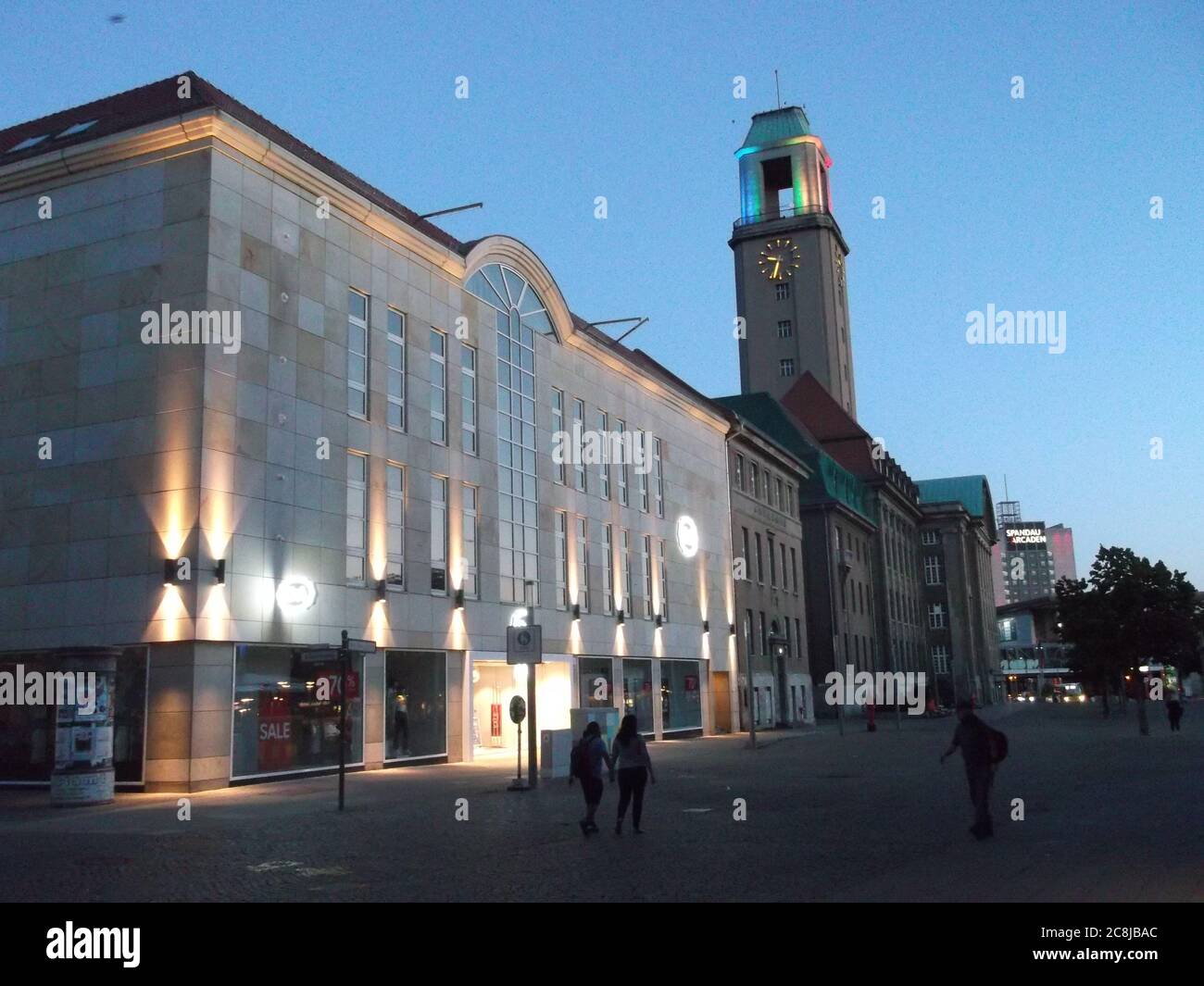Abendstimmung am Rathaus Spandau, im Vordergrund links die Filiale von C&A. Stock Photo