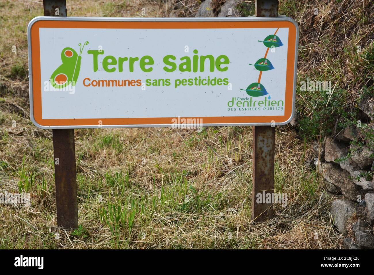 road sign, « terre saine », Saint Bonnet le Chastel, Puy-de-Dome, Livradois-Forez, Auvergne, France Stock Photo