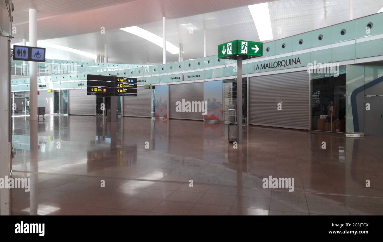 El Prat airport - Barcelona - Spain. Stores closed at Barcelona airport.  Shops are closed at Barcelona airport after the new anti Covid restrictions  Stock Photo - Alamy