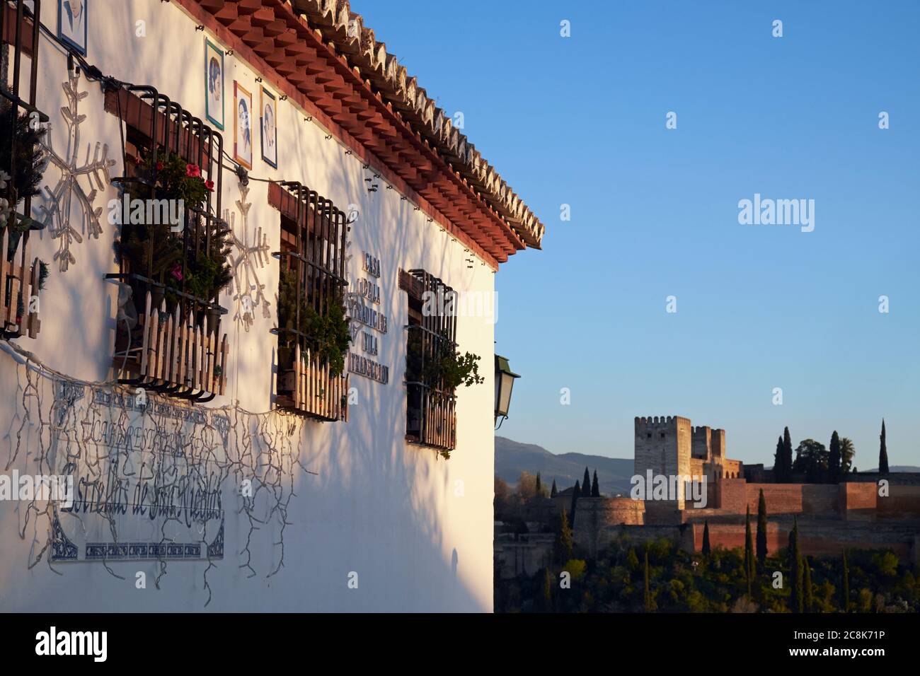 Upper storey of Restaurante Estrellas de San Nicolas with the Alhambra in the background, Albaicín, Granada, Andalusia, Spain. Stock Photo