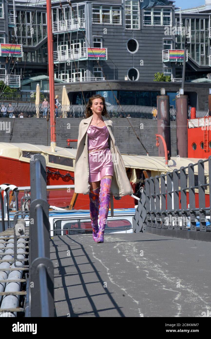 Miss Polonia Kandidatin Natalie Waletzko, Hamburg, Hafen, Überseebrücke, 24.07.2020 Stock Photo