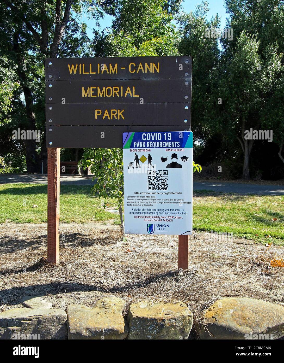 Covid 19 Park requirements sign at entrance to William  Cann Park in Union City, California Stock Photo