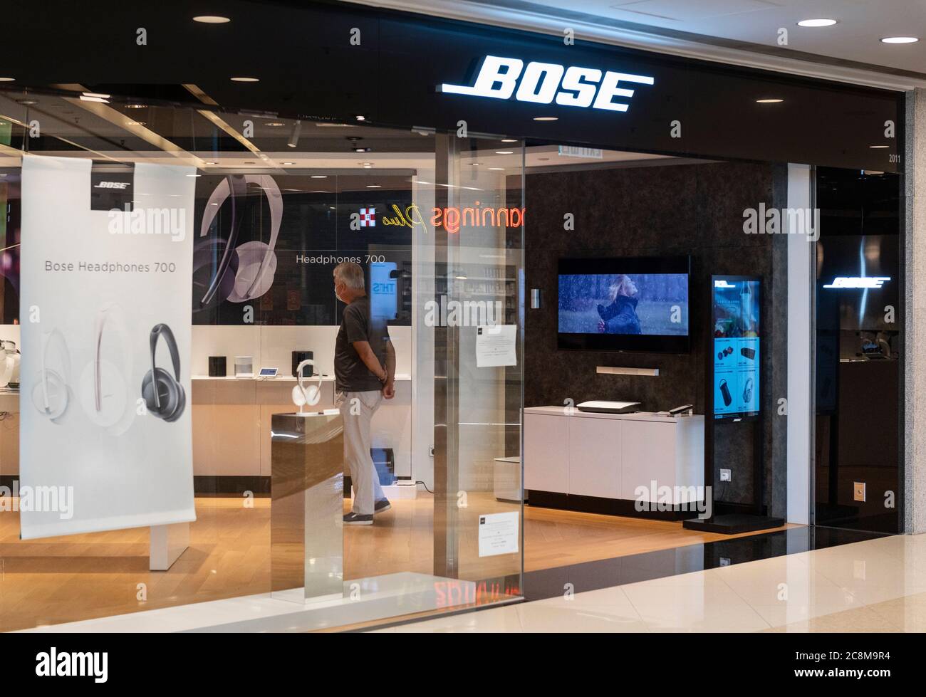 Bose store hi-res stock photography and images - Alamy