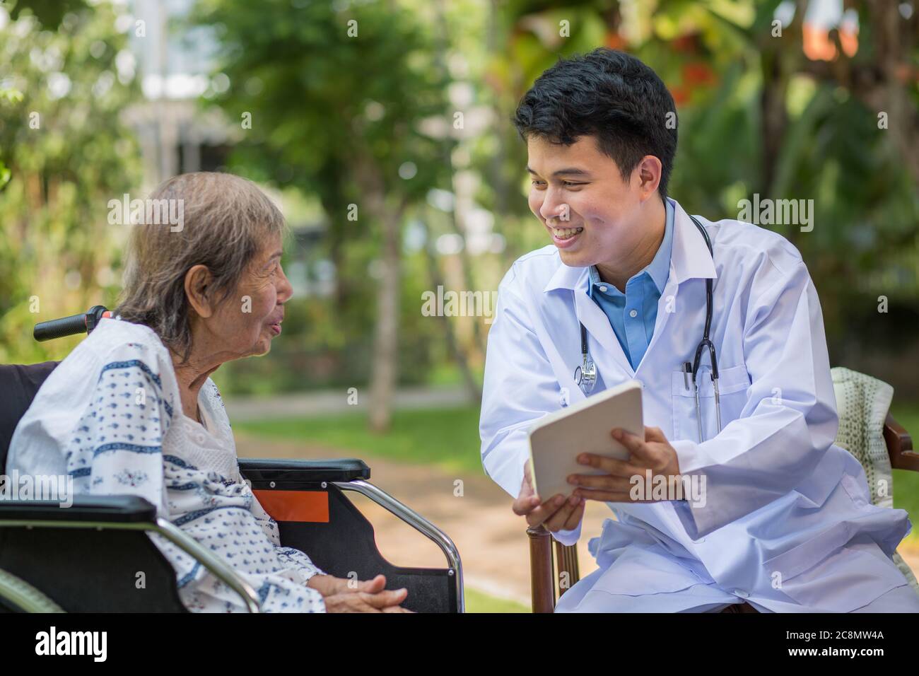 Asian doctor patient happiness hi-res stock photography and images - Alamy