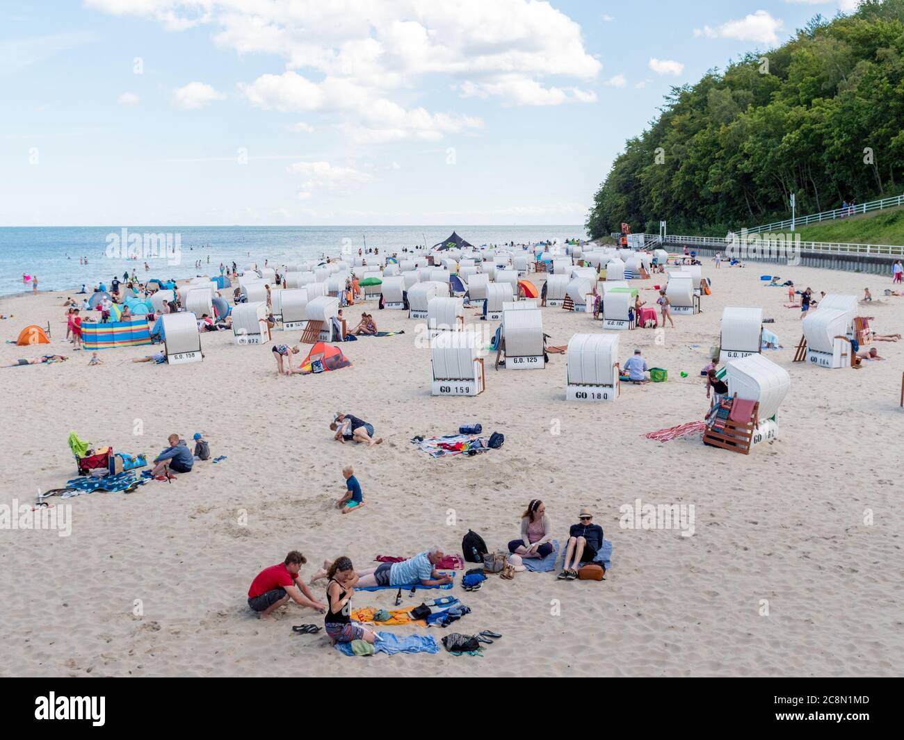 Strand in Sellin auf der Insel Rügen an der Ostsee mit vielen Touristen am Badestrand während des Urlaubs in den Sommerferien, Strandkörbe Badegäste Stock Photo