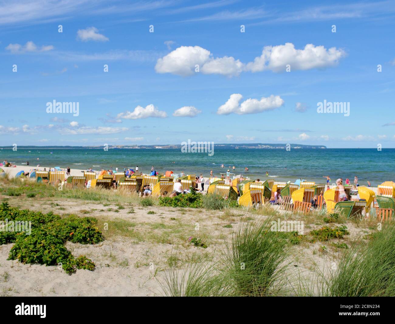 Strand in Binz auf der Insel Rügen an der Ostsee mit vielen Touristen am Badestrand während des Urlaubs in den Sommerferien, Strandkörbe mit Badegäste Stock Photo