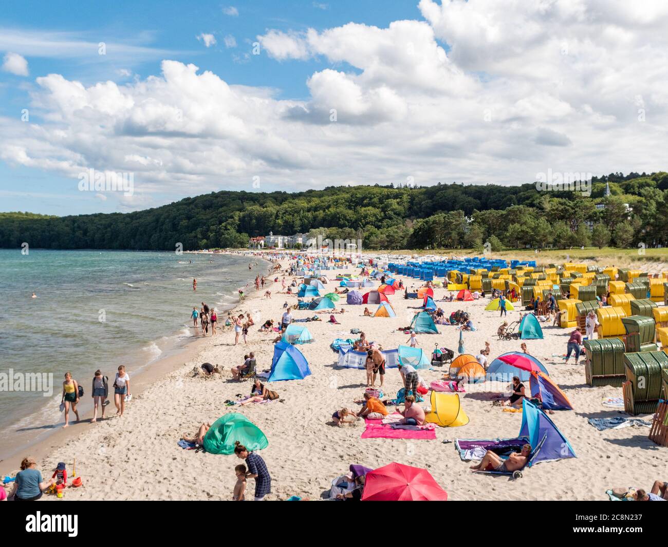 Strand in Binz auf der Insel Rügen an der Ostsee mit vielen Touristen am Badestrand während des Urlaubs in den Sommerferien, Strandkörbe mit Badegäste Stock Photo