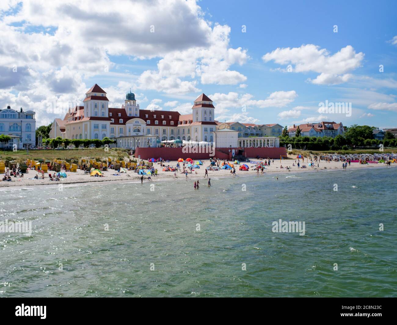 Strand in Binz auf der Insel Rügen an der Ostsee mit vielen Touristen am Badestrand während des Urlaubs in den Sommerferien, Strandkörbe mit Badegäste Stock Photo