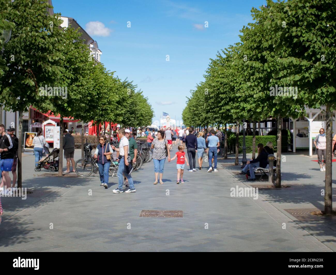 Straße am Strand in Binz auf Rügen mit vielen bummelnden Touristen auf der Flaniermeile mit vielen lokalen, Urlaub an der Ostsee in Deutschland Stock Photo