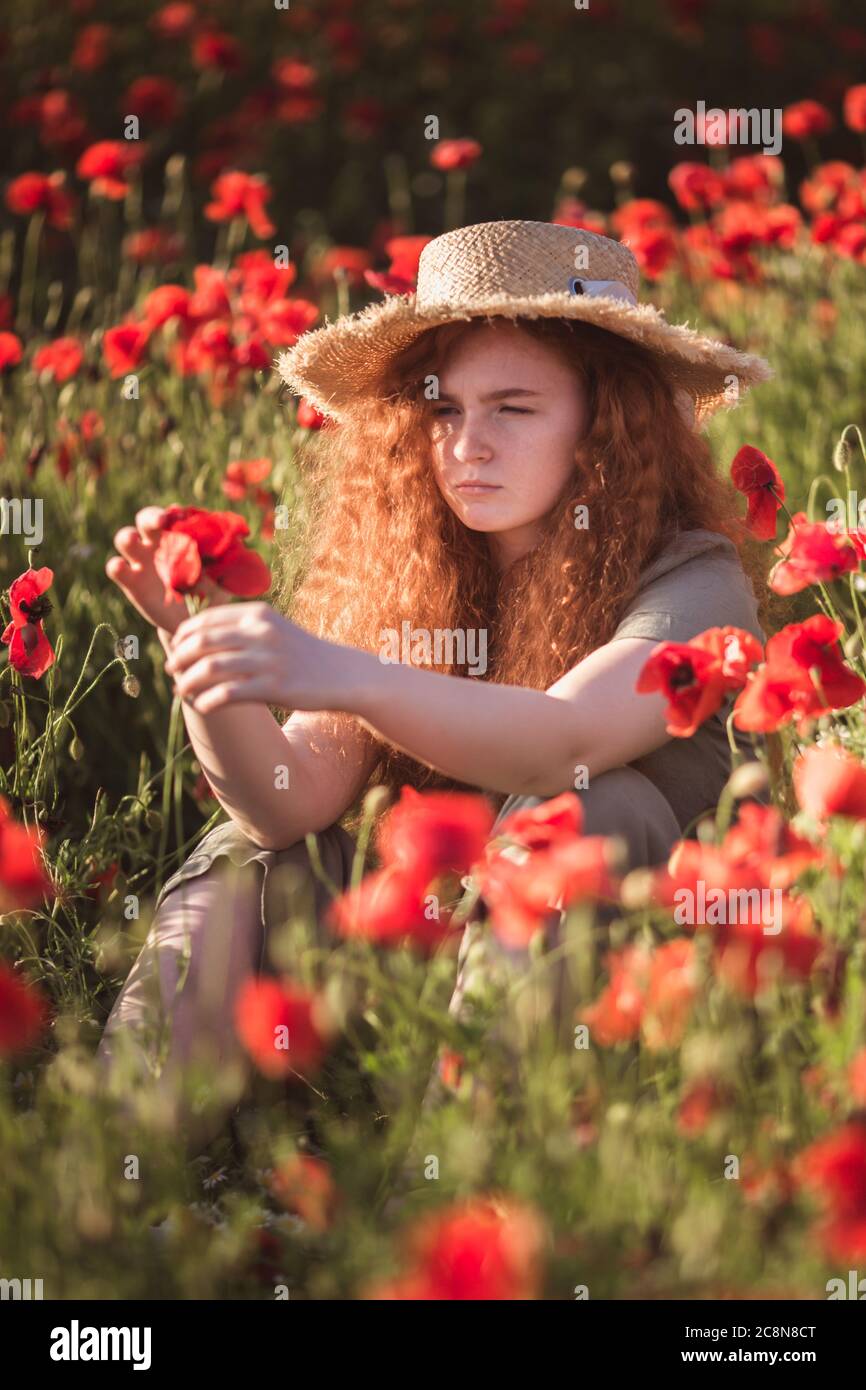 Girl in poppy field hi-res stock photography and images - Alamy