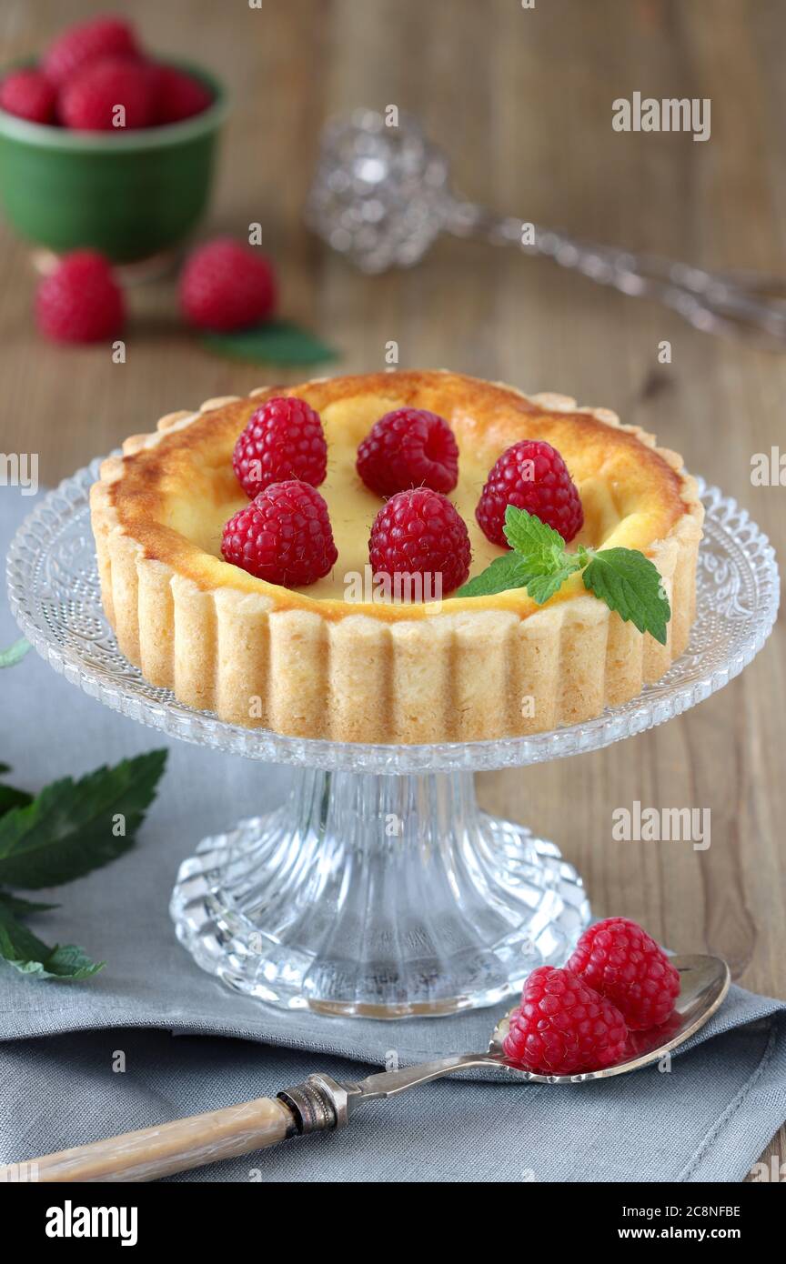Fresh raspberry cheese cake hi-res stock photography and images - Alamy