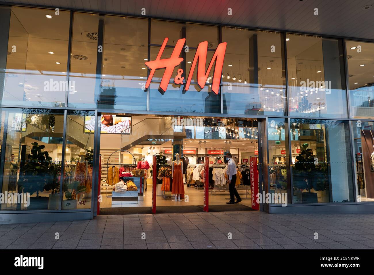 Clothes store entrance hi-res stock photography and images - Alamy
