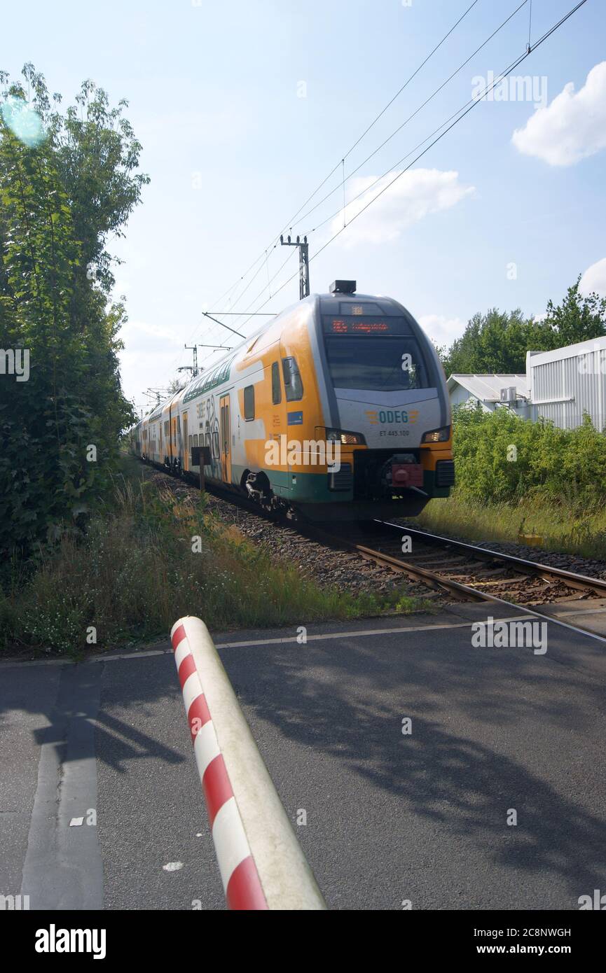 Regionalzug der ODEG am Bahnübergang an der Prisdorfer Straße in Berlin-Spandau Stock Photo