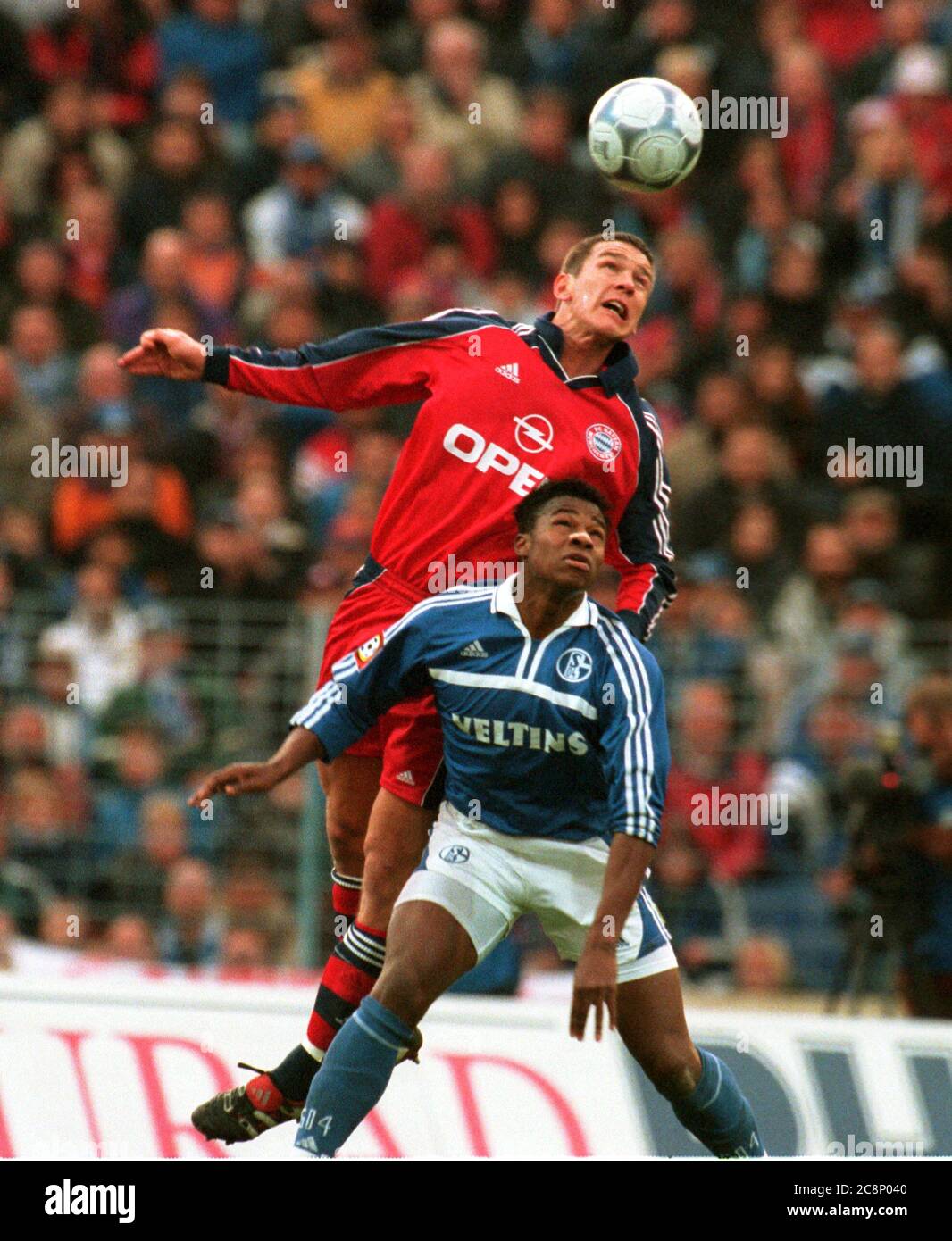 Parkstadion Gelsenkirchen Germany 11.11.2000, Football: 1st German Bundesliga, Schalke 04 (S04, blue) vs FC Bayern Munich (FCB, red) 3:2 — Patrick ANDERSSON (FCB), Emile MPENZA (S04) Stock Photo
