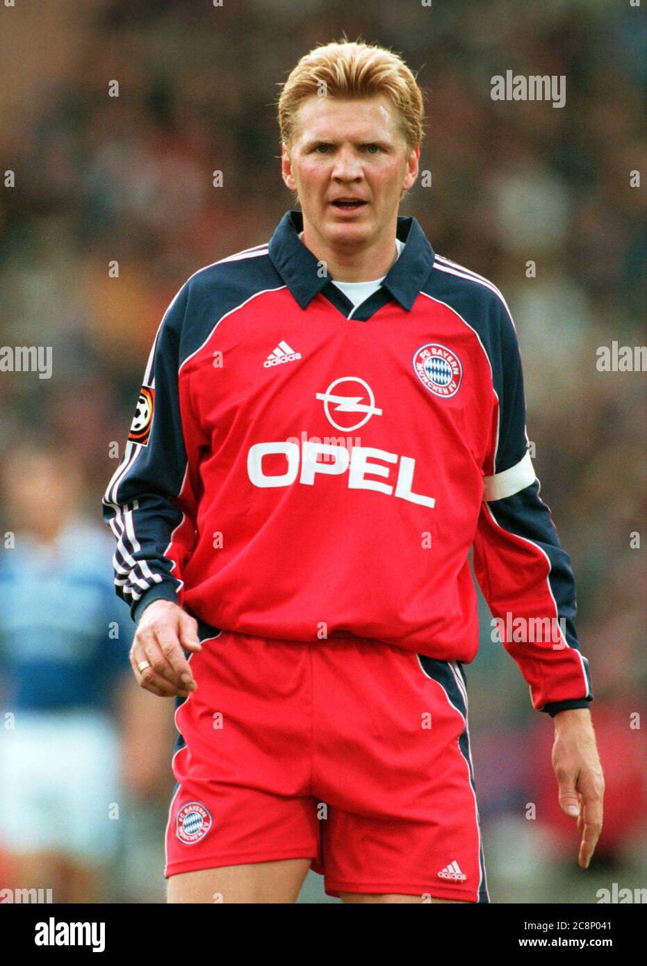 Parkstadion Gelsenkirchen Germany 11.11.2000, Football: 1st German Bundesliga, Schalke 04 (S04, blue) vs FC Bayern Munich (FCB, red) 3:2 — Stefan Effenberg (FCB) Stock Photo