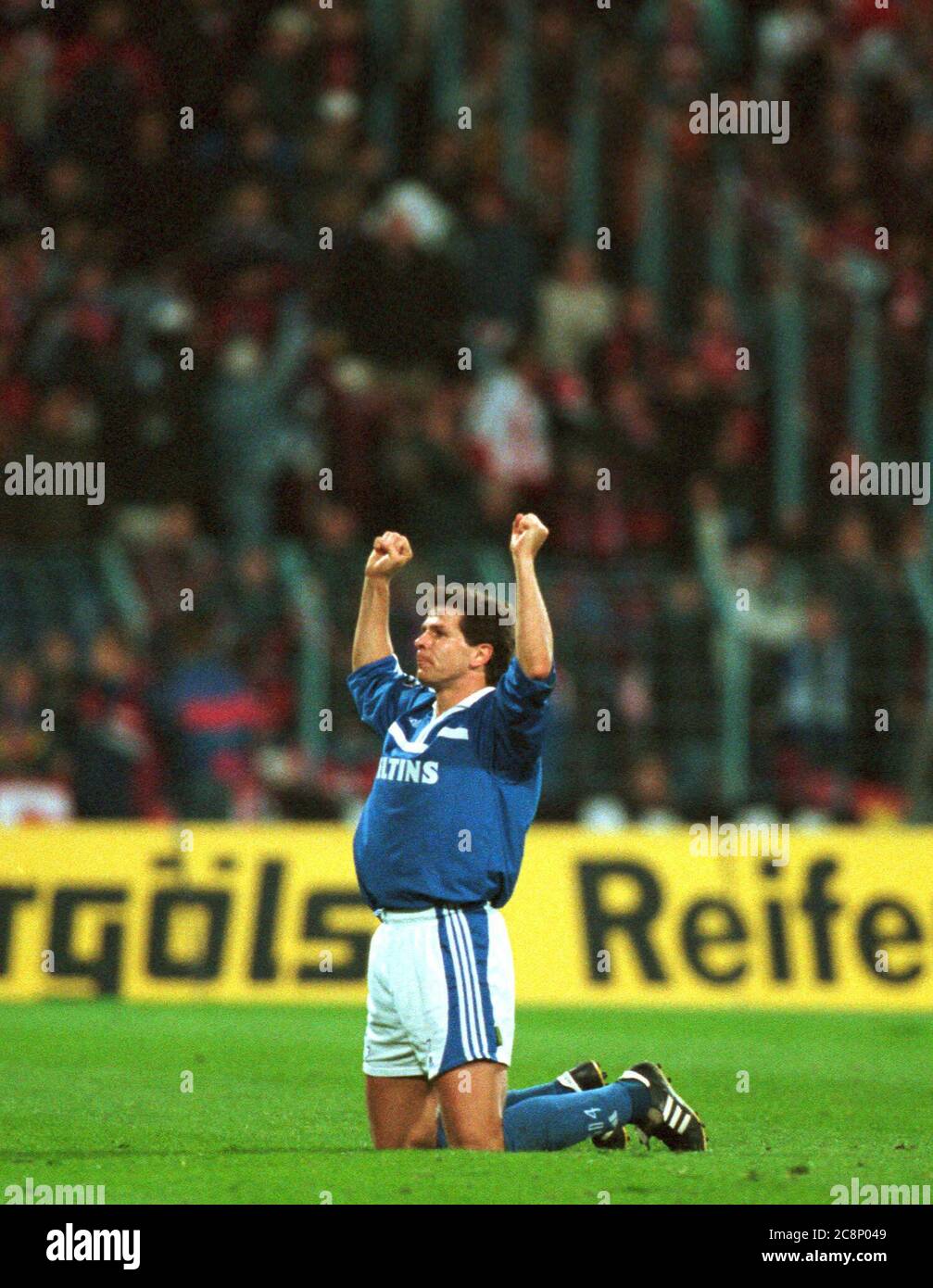 Parkstadion Gelsenkirchen Germany 11.11.2000, Football: 1st German Bundesliga, Schalke 04 (S04, blue) vs FC Bayern Munich (FCB, red) 3:2 — Andreas Moeller (S04) Stock Photo