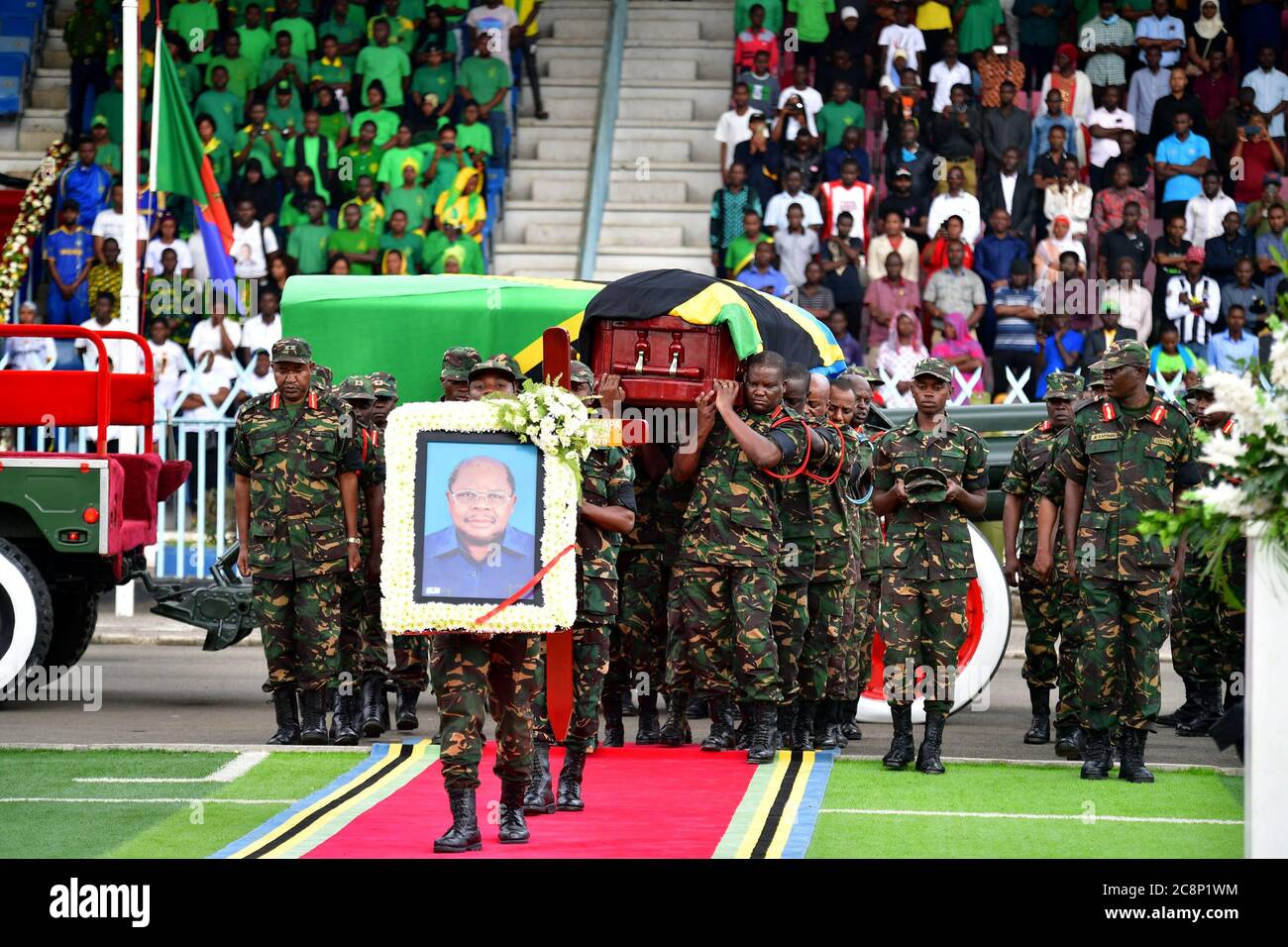 (200726) -- DAR ES SALAAM, July 26, 2020 (Xinhua) -- Soldiers carry the casket of the late former president Benjamin Mkapa at Uhuru stadium in Dar es Salaam, Tanzania, July 26, 2020. Tanzania's former president Benjamin Mkapa died on Friday at the age of 81. (Tanzanian State House/Handout via Xinhua) Stock Photo