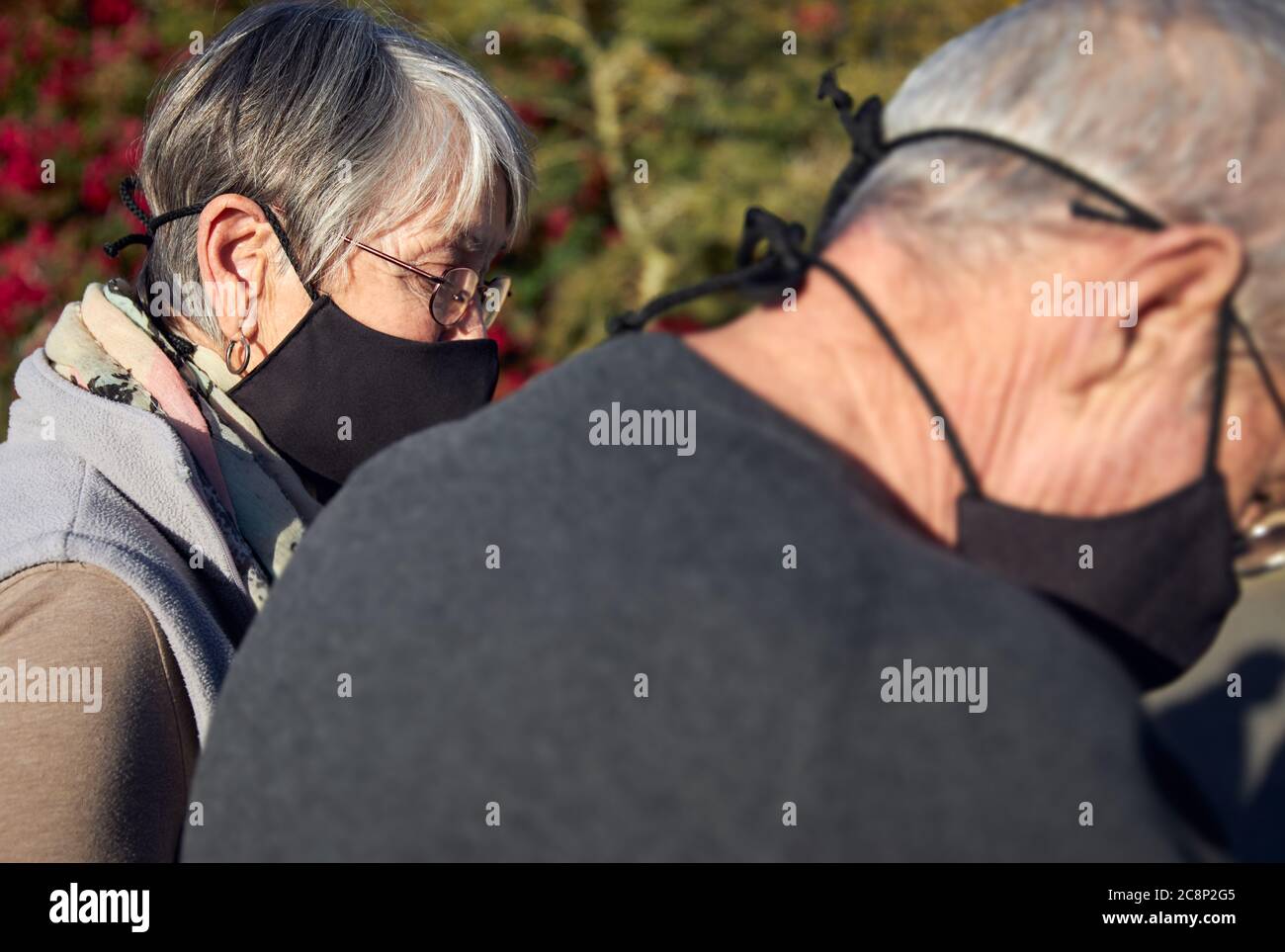 Real people wearing face masks hi-res stock photography and images - Alamy