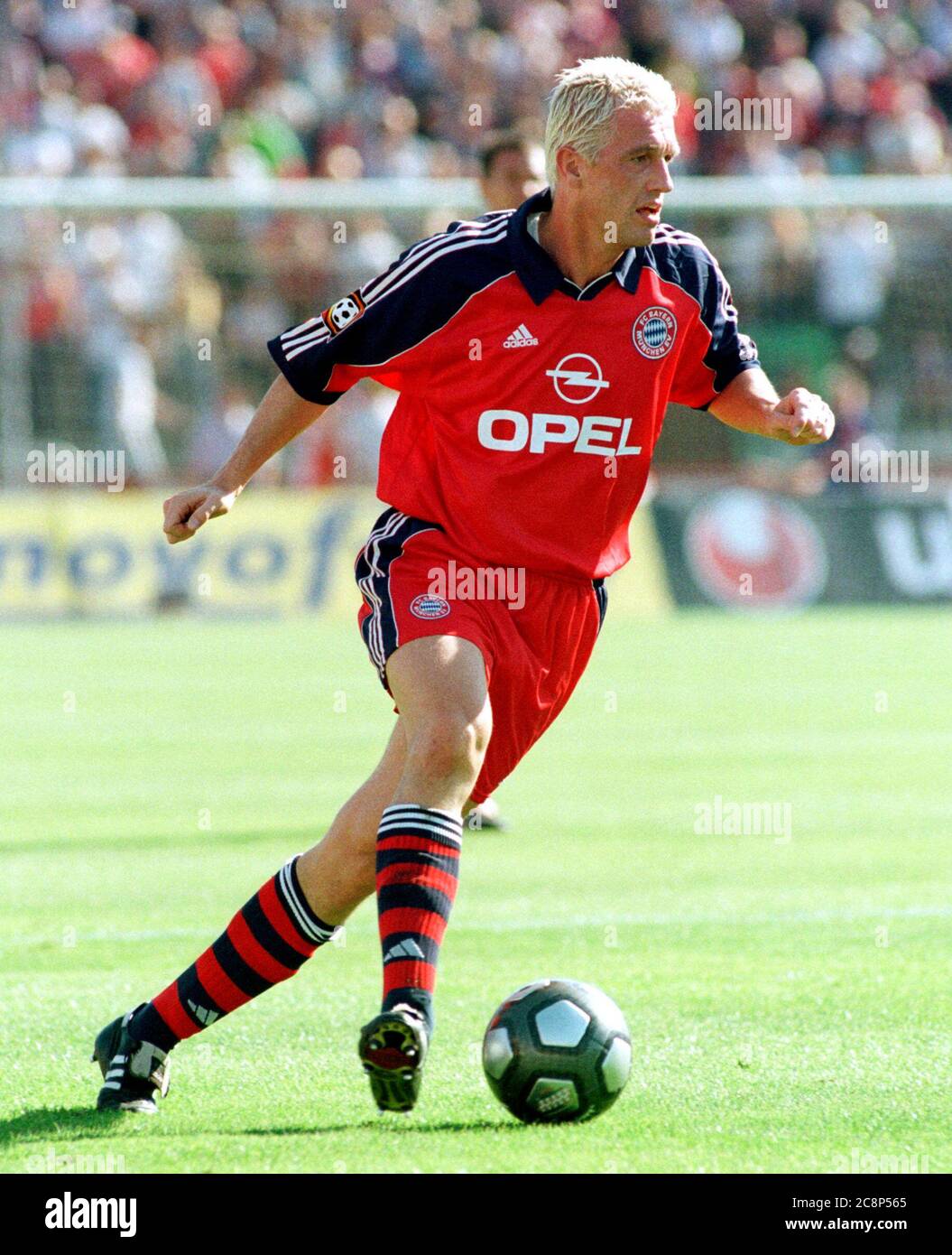 Wedaustadion Duisburg Germany  11.9.1999, Football: 1st German Bundesliga, MSV Duisburg (MSV,blue) vs FC Bayern Munich (FCB, red) 1:2 — Thomas STRUNZ (FCB) Stock Photo