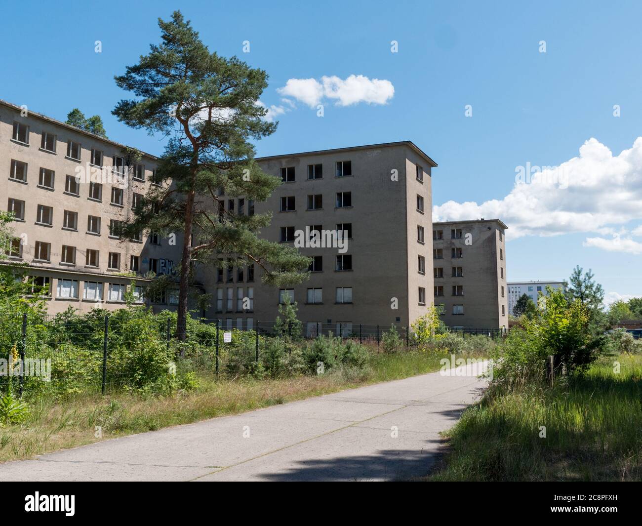 Der Koloss von Prora, unsanierte Blöcke im Norden Kraft durch Freude Seebad Binz Rügen, colossus of prora nazi ruins in Germany KdF Rügen island Stock Photo