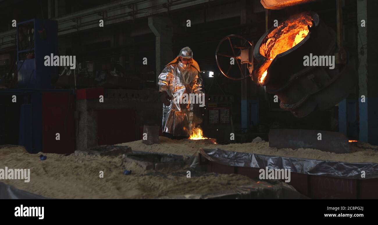 The molten metal is poured into the mold. Melting furnace for cast iron ...