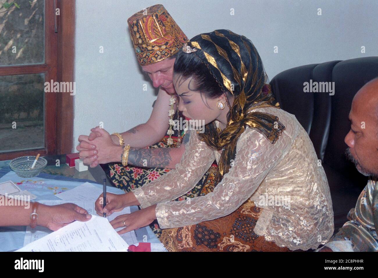 traditional javanese wedding ceremony between mixed race couple in rural village east java indonesia 2002 Stock Photo