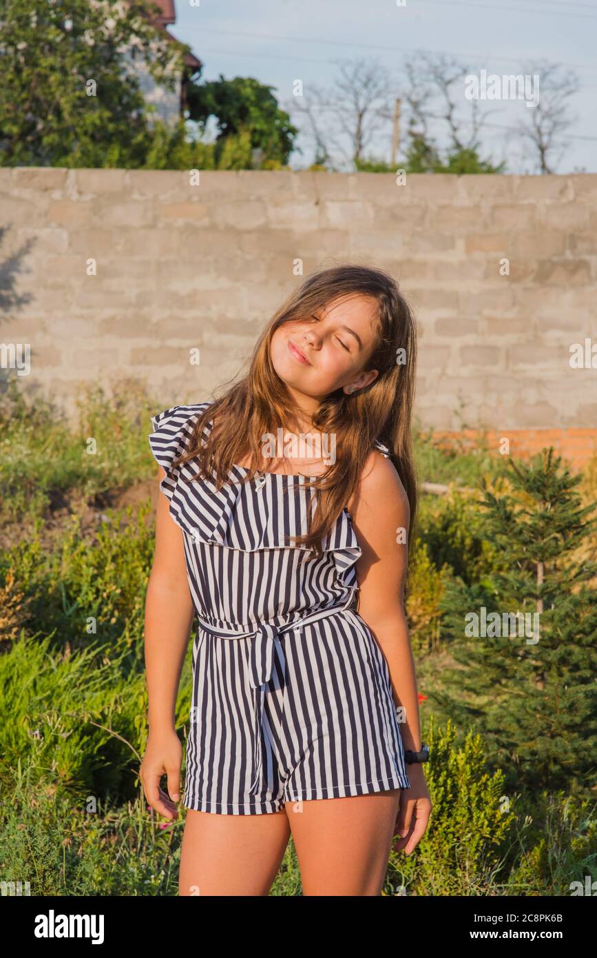 Outdoors portrait of beautiful young brunette girl Stock Photo - Alamy